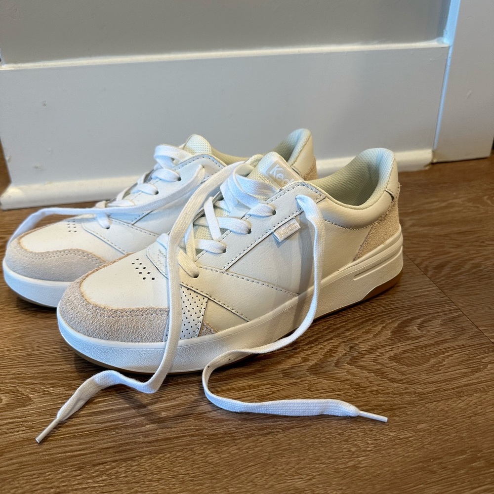 Keds the court leather lace up sneakers white/gum new never worn